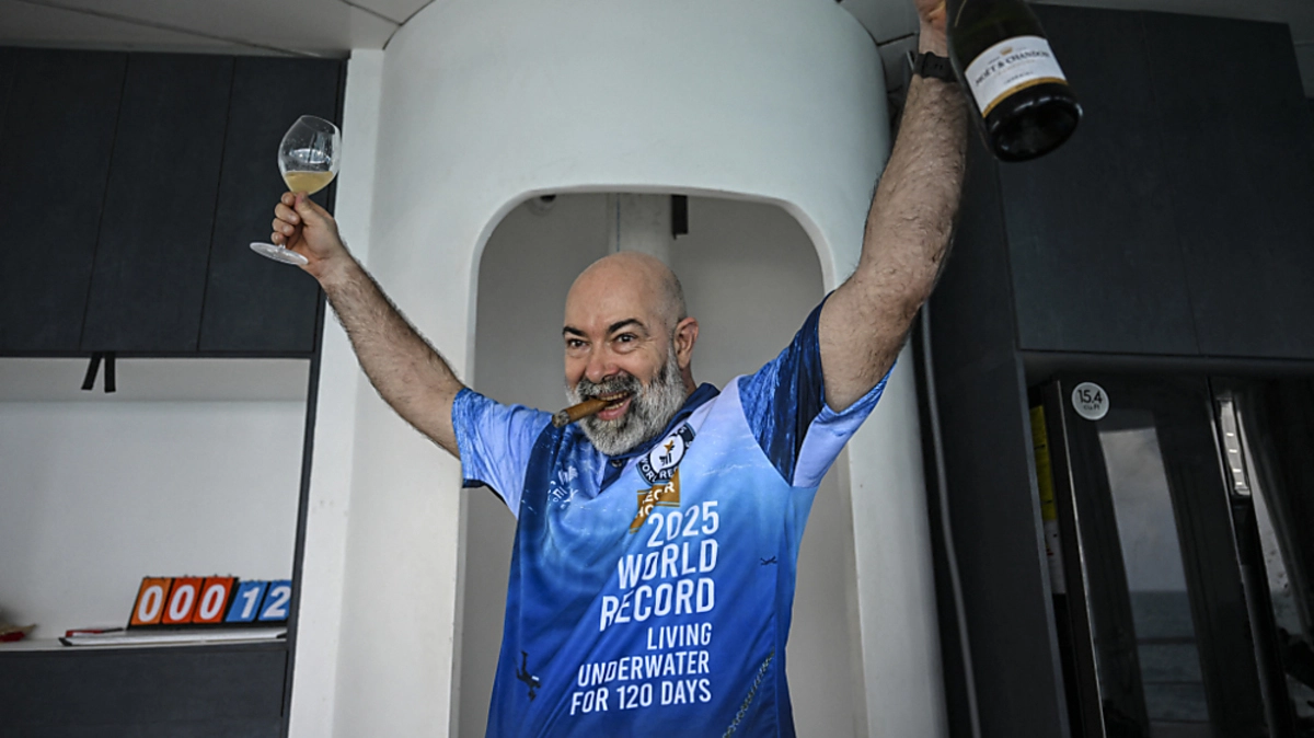 Zur Feier des Tages trank Koch ein Glas Champagner | Zur Feier des Tages trank Rüdiger Koch ein Glas Champagner