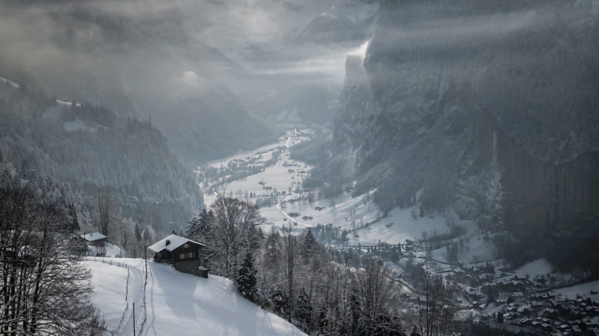 Die pittoreske Ortschaft im Schnee vom Skiressort Wengen aus | Die pittoreske Ortschaft im Schnee vom Skiressort Wengen aus