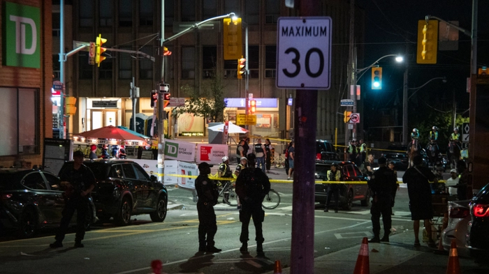 Gewalttat während Straßenfestivals auf der St. Clair Avenue | Gewalttat während Straßenfestivals auf der St. Clair Avenue