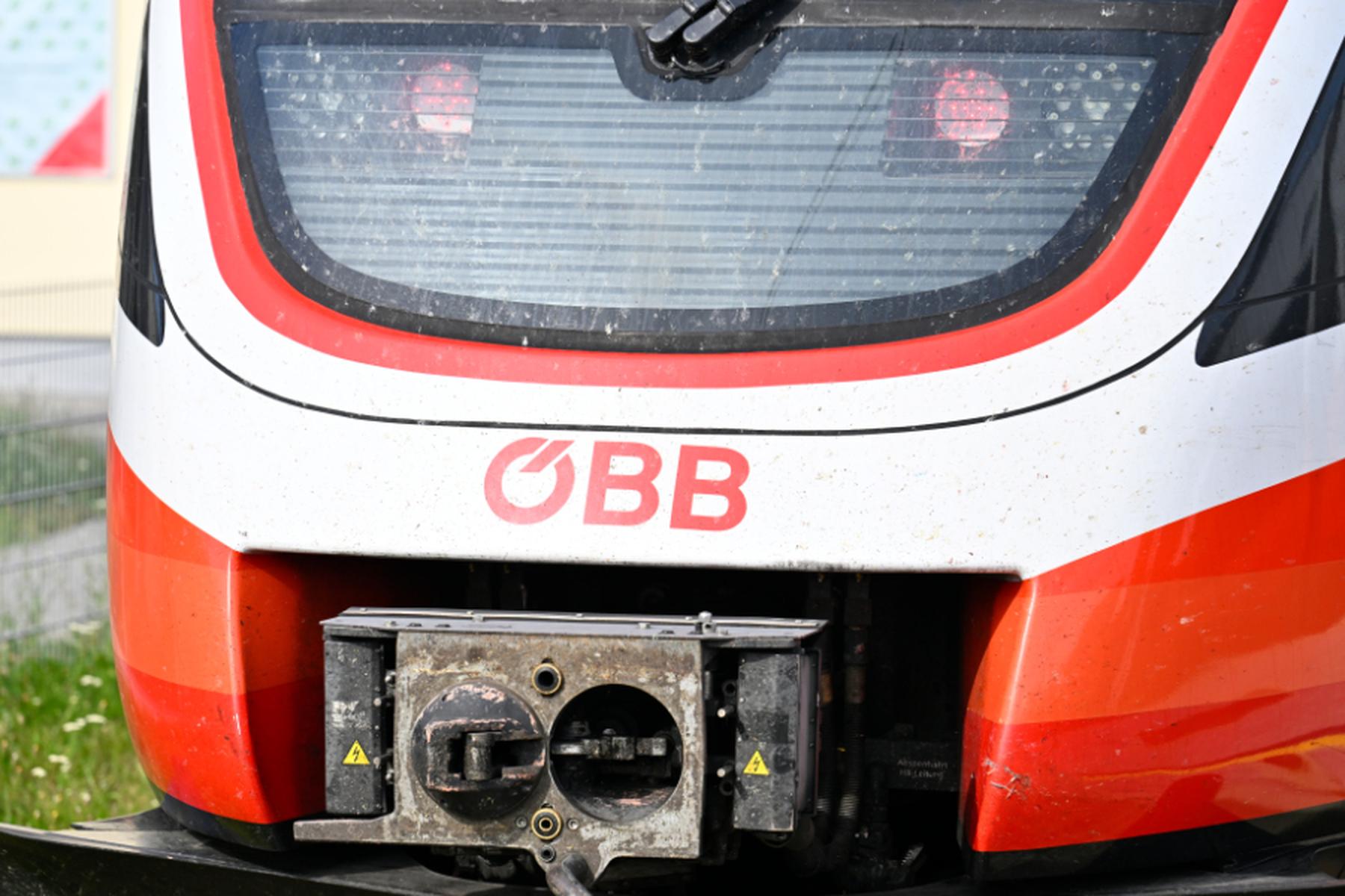 Železniška proga Brenner zaradi poškodb na vozni mreži in podrtega drevesa začasno zaprta