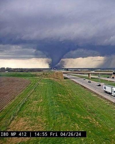 Einer der Tornados von einer Verkehrskamera aufgenommen