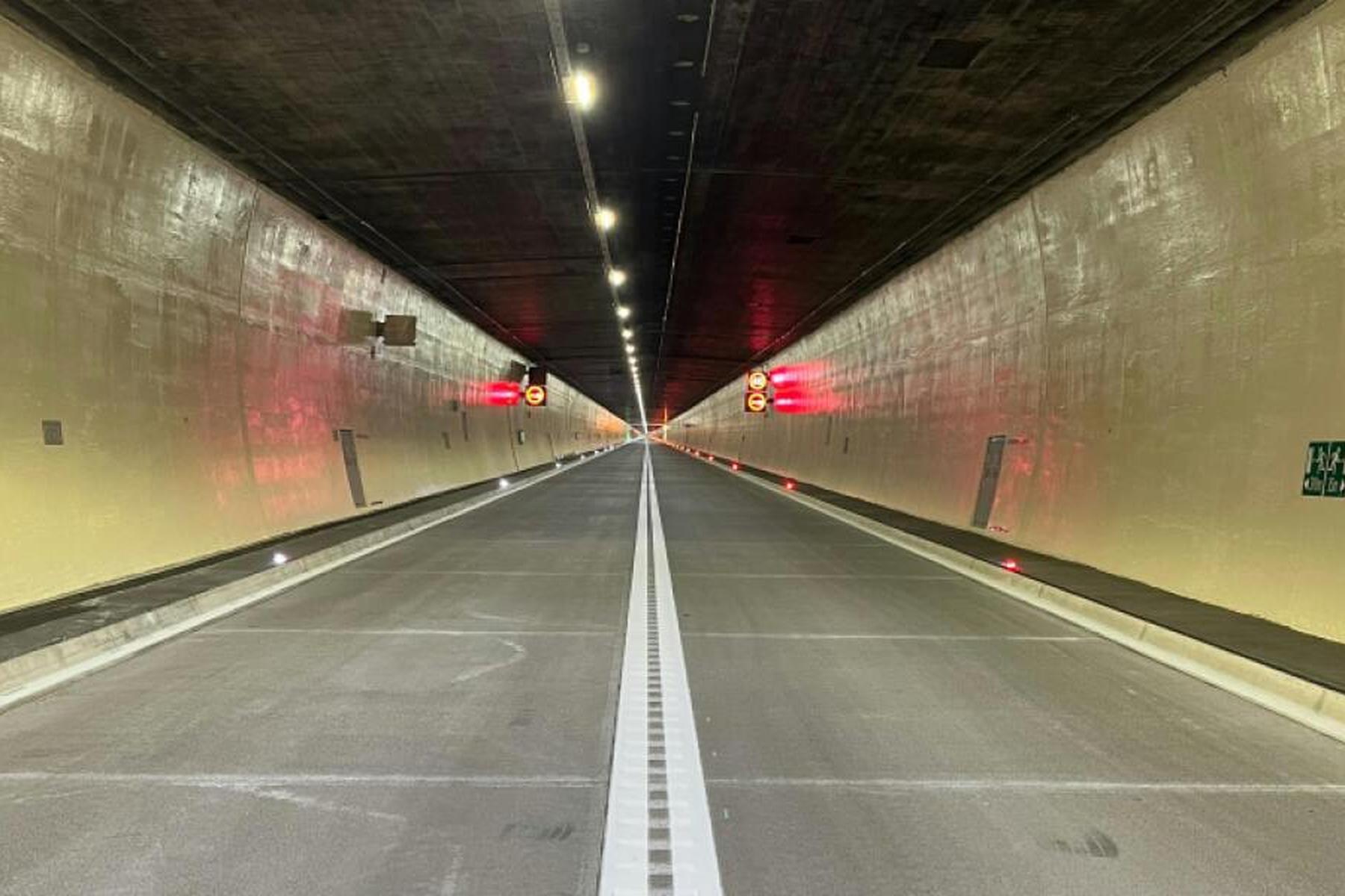 V Arlberškem predoru alkoholiziran voznik s pick-upom trčil v steno, predor bil eno uro zaprt