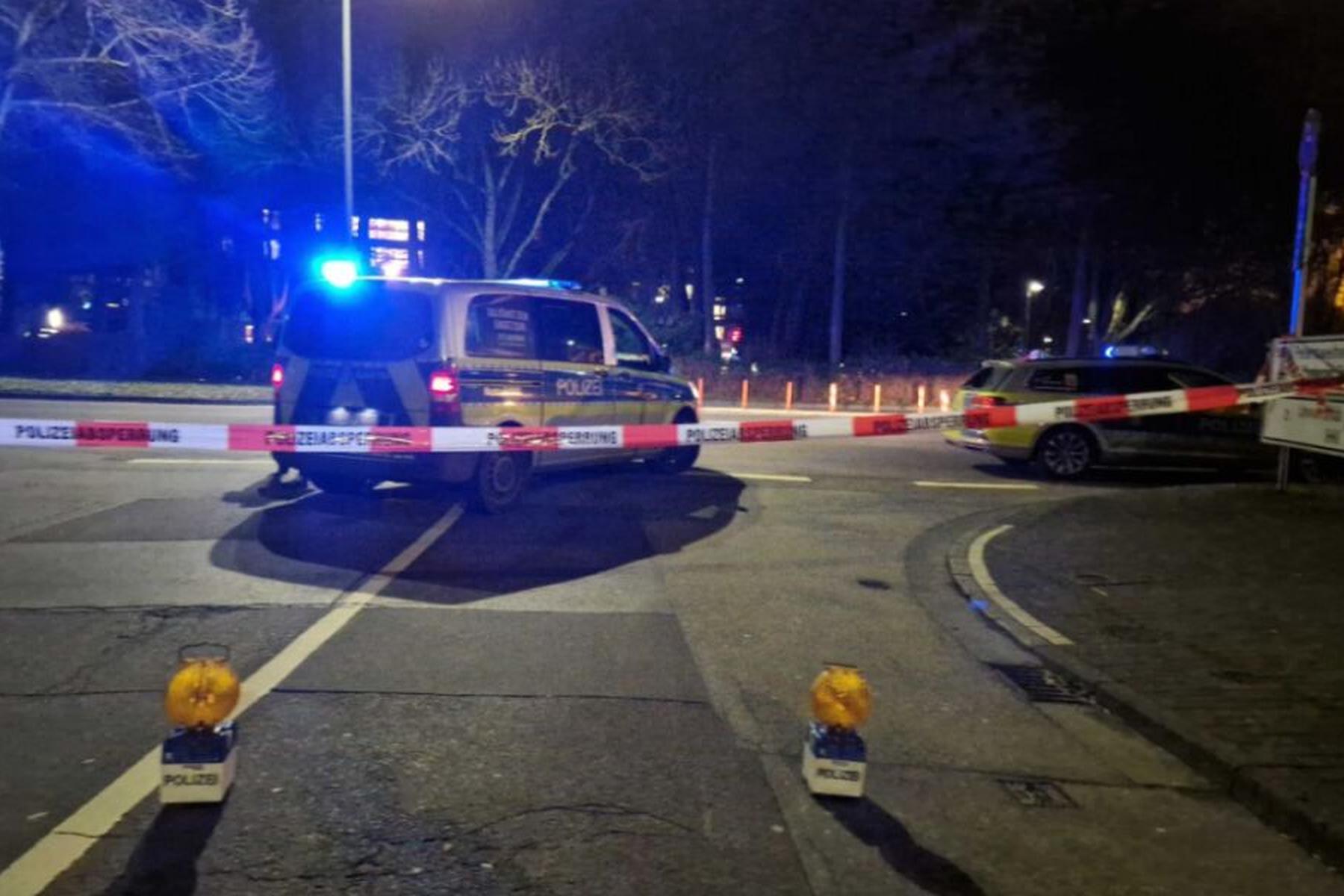 Gießen: Pkw prallt in Deutschland in Bushaltestelle - Vier Verletzte