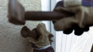 Wenn der Klebestreifen bleibt, gehen die Einbrecher ans Werk | Wenn der Klebestreifen bleibt, gehen die Einbrecher ans Werk
