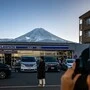 Tourist beim Fotografieren - noch ohne Sichtschutzmaßnahmen |  Die Stadt Fujikawaguchiko liegt in unmittelbarer Nähe des Fujis
