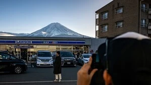 Tourist beim Fotografieren - noch ohne Sichtschutzmaßnahmen |  Die Stadt Fujikawaguchiko liegt in unmittelbarer Nähe des Fujis