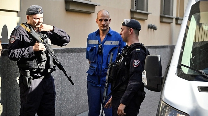 Russische Polizisten vor dem Tatort in der Innenstadt von Moskau | Russische Polizisten vor dem Tatort in der Innenstadt von Moskau