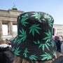 "Cannabis-Party" vor dem Brandenburger Tor in Berlin | "Cannabis-Party" vor dem Brandenburger Tor in Berlin