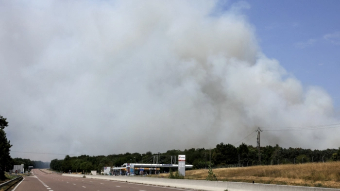 Neben der französischen A6 brennt es | Neben der französischen A6 brennt es