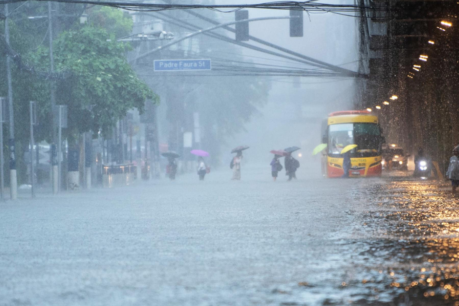 Manila: Philippinisches Paar watete im Hochwasser zum Jawort
