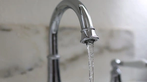 Wasser rinnt aus dem Wasserhahn