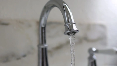 Wasser rinnt aus dem Wasserhahn