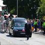 Hunderte Menschen säumten die Straßen in Southport | Hunderte Menschen säumten die Straßen in Southport