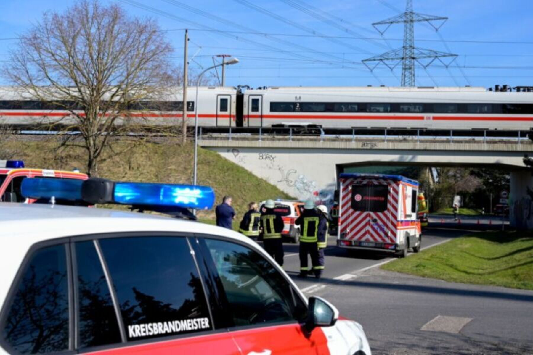 Auf der Strecke Berlin-München: Oberleitung fiel auf ICE in Deutschland: Hunderte Reisende saßen fest