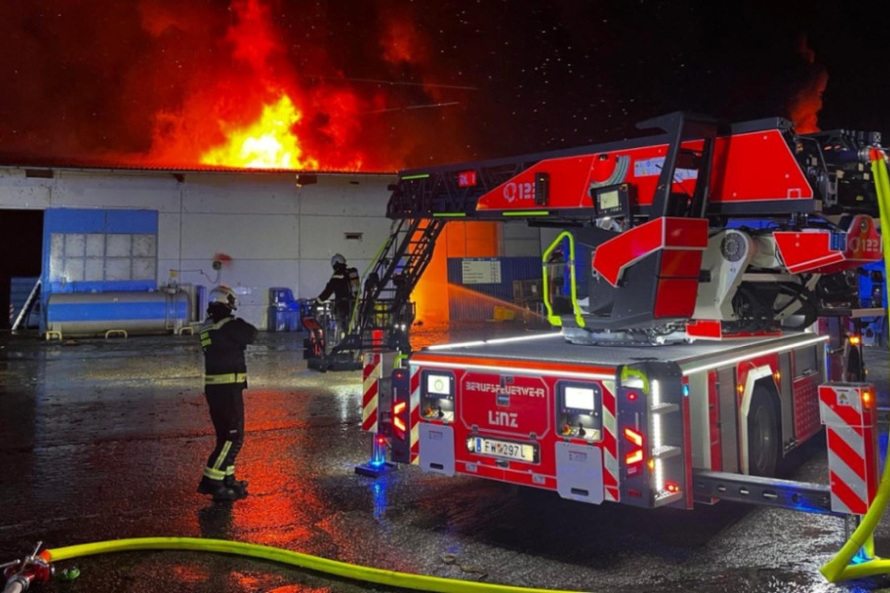 Obsežen požar zajel halo podjetja za recikliranje na meji med Linzom in Traunom