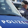 Man sieht eine Polizistin hinter einem Polizeiauto | Dem Kroaten wurde der Führerschein abgenommen (Sujetbild)