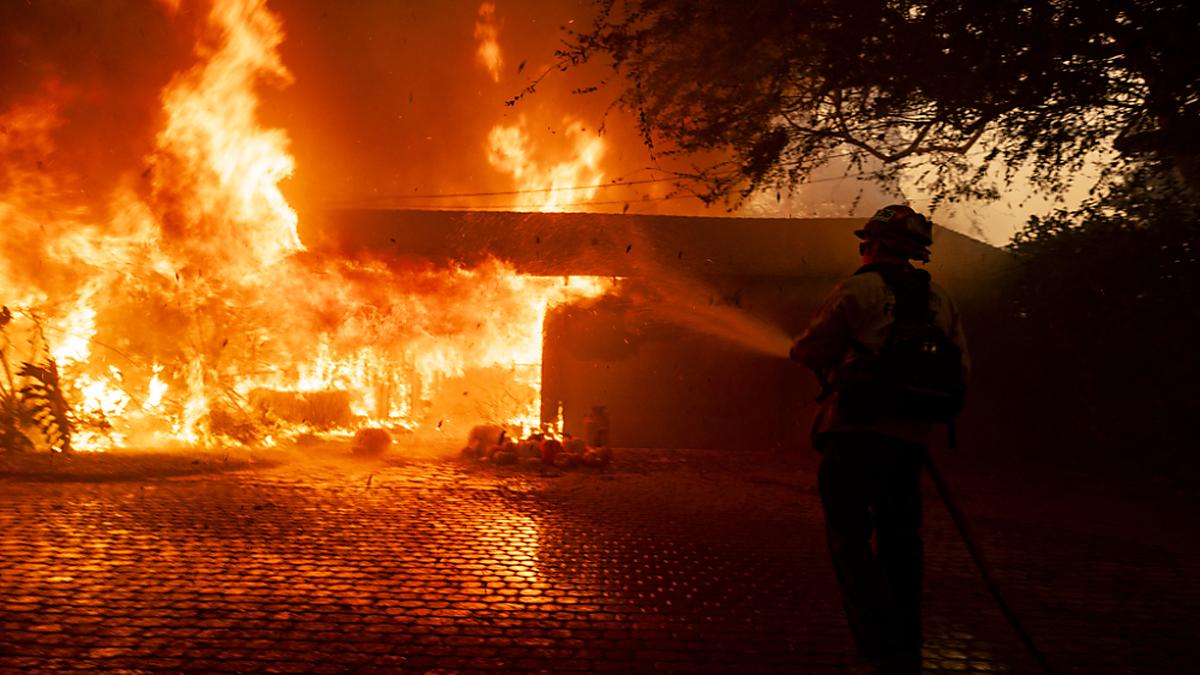 Das Feuer wird von heftigen Winden angefacht | Das Feuer wird von heftigen Winden angefacht