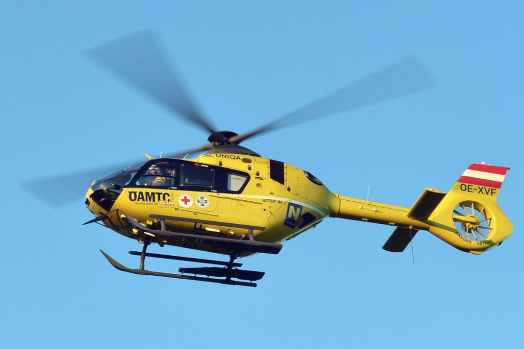 Zwei Hubschrauber gefordert: Sieben Kinder bei Unfall auf A4 in Niederösterreich verletzt