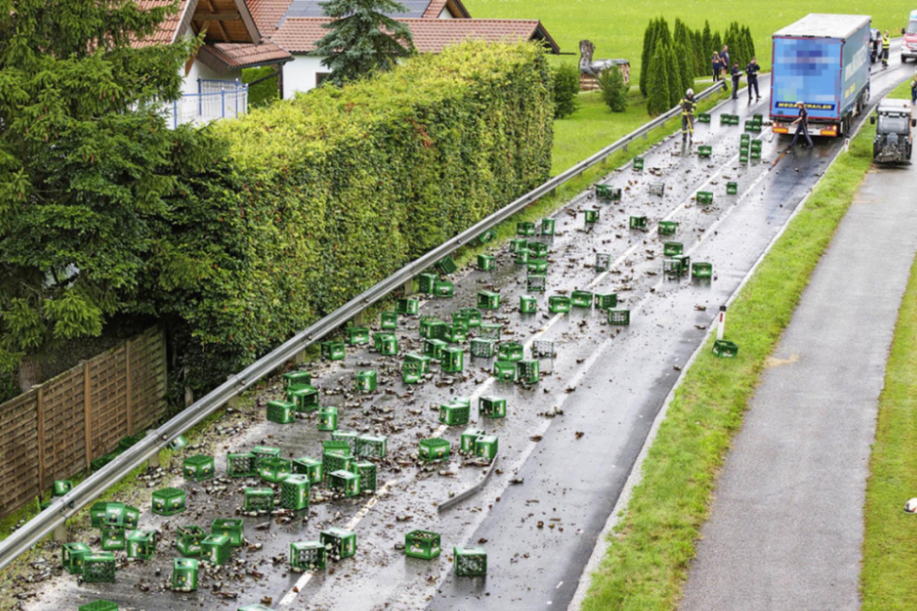 Munderfing: Bier-Transporter verliert mehrere Paletten mit Radler