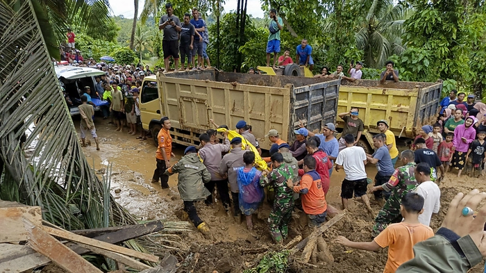 Schwieirige Rettungsarbeiten nach Starkregen auf Sumatra | Schwieirige Rettungsarbeiten nach Starkregen auf Sumatra
