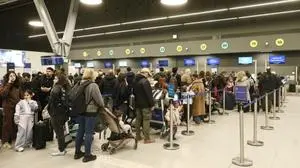 Reisende warten am Flughafen von Thessaloniki | Reisende warten am Flughafen von Thessaloniki