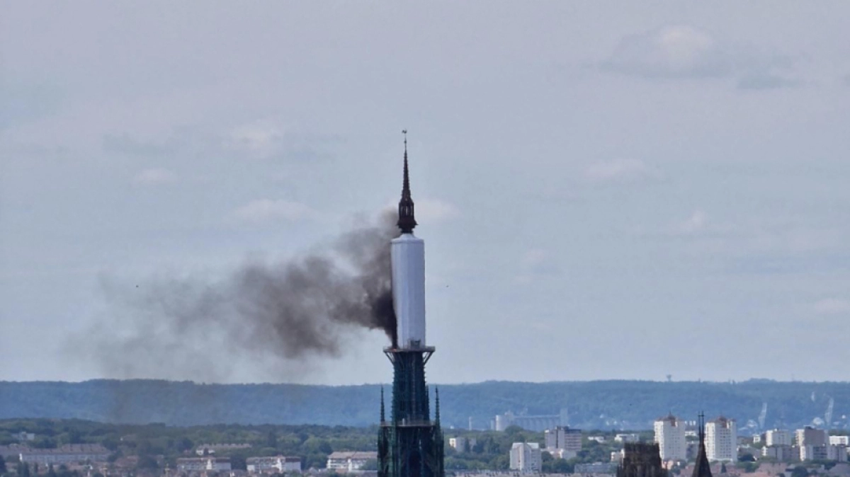 Das Feuer war am Donnerstag an der Kirchturmspitze ausgebrochen | Das Feuer war am Donnerstag an der Kirchturmspitze ausgebrochen