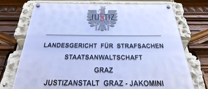 x | Der Angeklagte brach seinem Kontrahenten das Handgelenk
