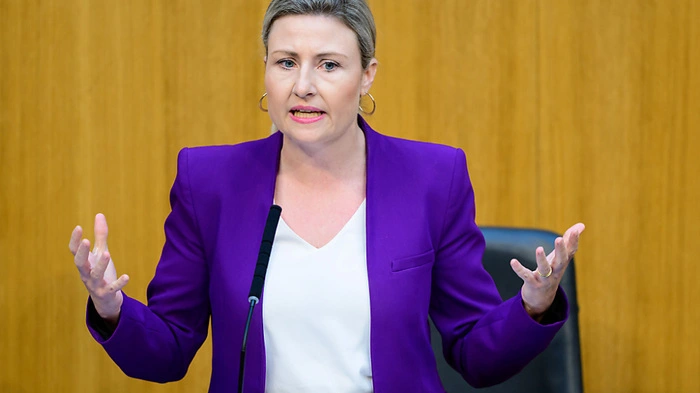 Frauenministerin Raab sagt weiblicher Genitalverstümmelung Kampf an | Frauenministerin Raab sagt weiblicher Genitalverstümmelung Kampf an