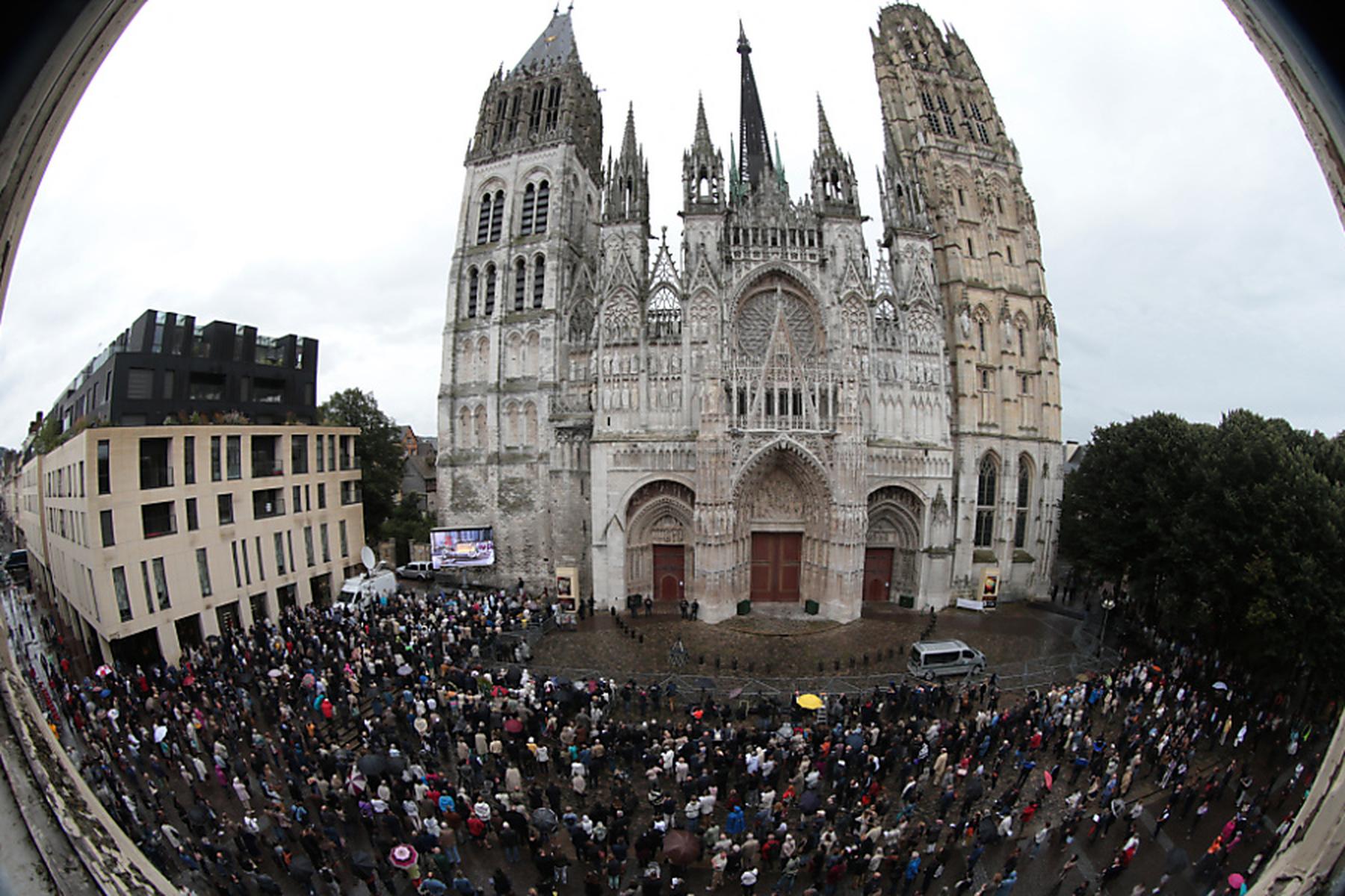 Rouen: Feuer am Turm von Kathedrale in Rouen in Frankreich