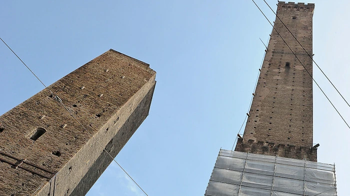Der Garisenda-Turm in Bologna droht komplett zu Fall zu kommen