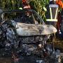 Das E-Auto krachte gegen einen Baum und ging dann in Flammen auf