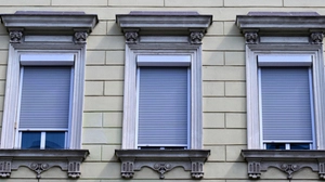 Das Fenster befand sich im vierten Stock | Das Fenster befand sich im vierten Stock