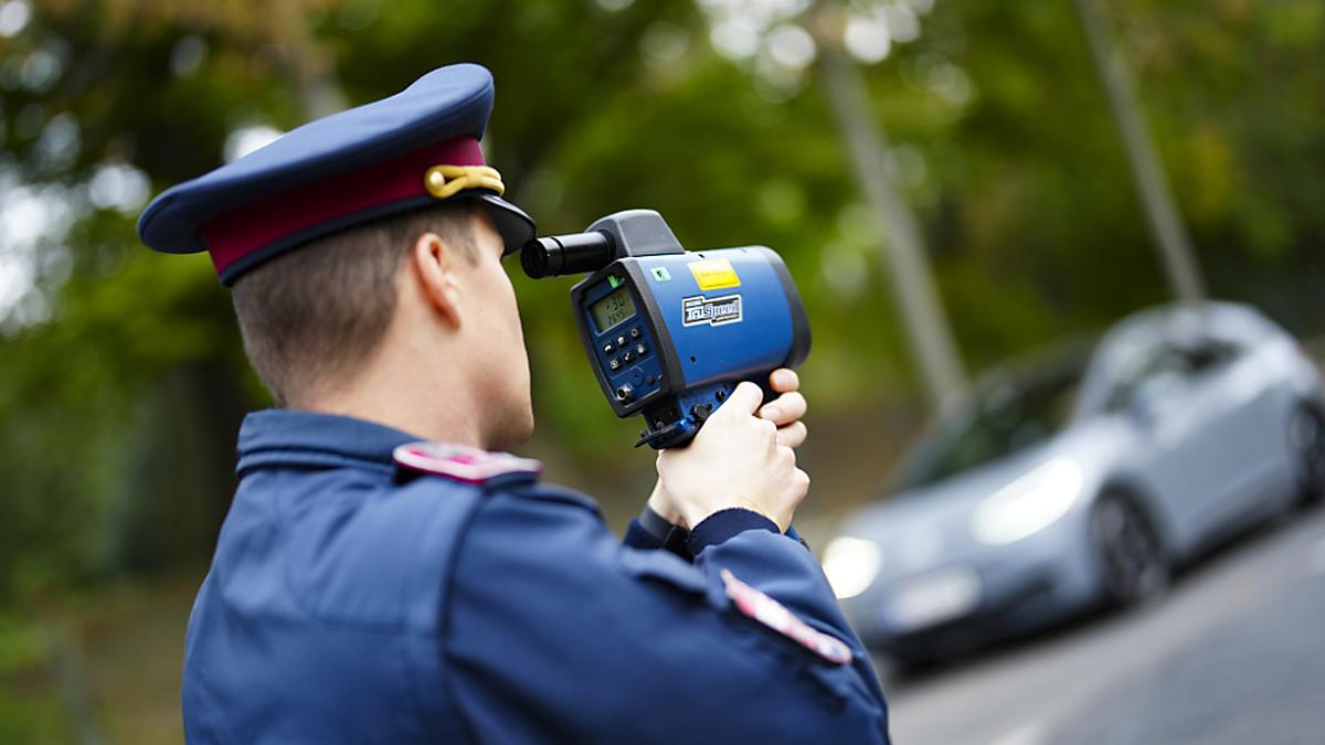 Der Lenker ging der Polizei bei einer Geschwindigkeitsmessung ins Netz (gestellte Szene)