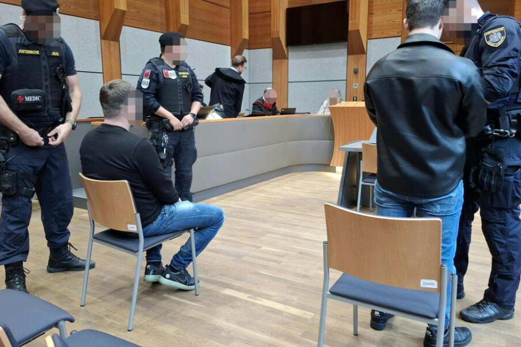 Innsbruck/Kufstein: Fünf Banküberfälle in Tirol: Zeugin belastet Erstangeklagten