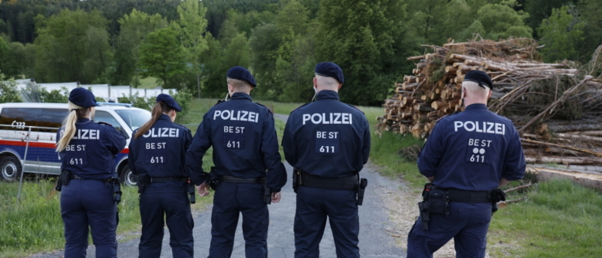 Einsatzkräfte der Polizei in der Nähe des Tatorts | Einsatzkräfte der Polizei in der Nähe des Tatorts