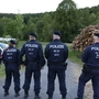 Einsatzkräfte der Polizei in der Nähe des Tatorts | Einsatzkräfte der Polizei in der Nähe des Tatorts