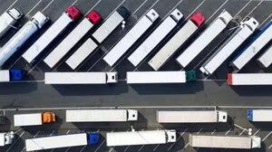Lkw stehen auf einem Autobahnparkplatz | Lkw stehen auf einem Autobahnparkplatz