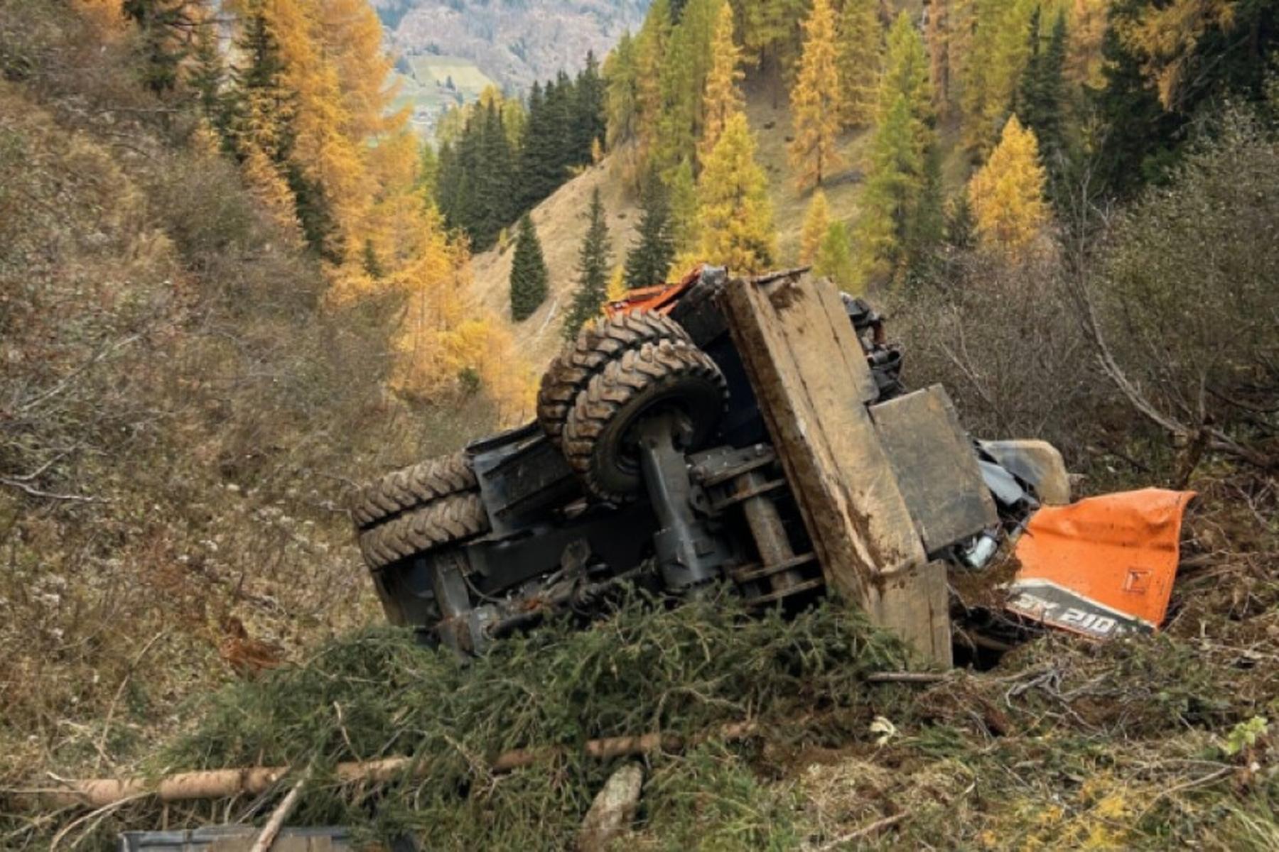Hopfgarten im Defereggental: Radbagger stürzt in Osttirol 100 Meter ab