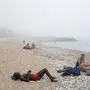 Die Griechen genießen dank und im Saharastaub erste Strandtage | Die Griechen genießen dank und im Saharastaub erste Strandtage