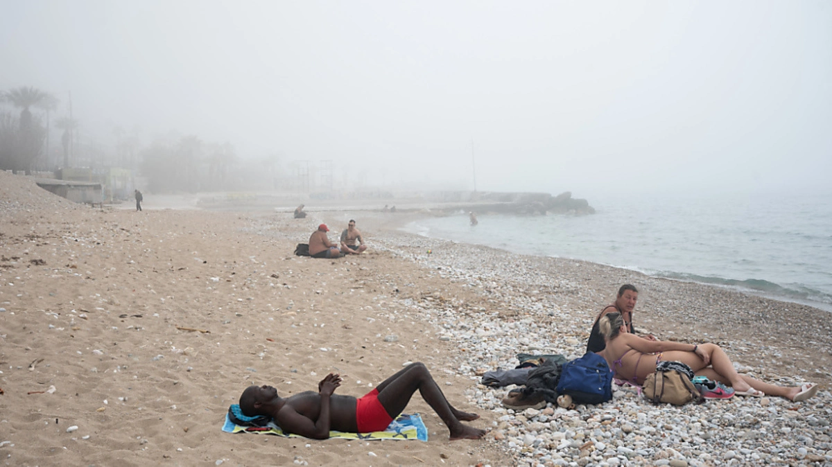 Die Griechen genießen dank und im Saharastaub erste Strandtage