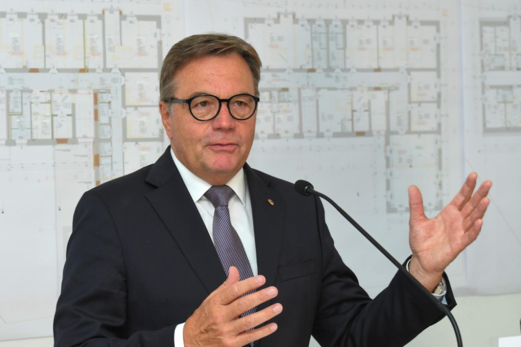 Innsbruck/Österreich: SOS-Kinderdorf - Bild Kutins bei Platter "zerstört"