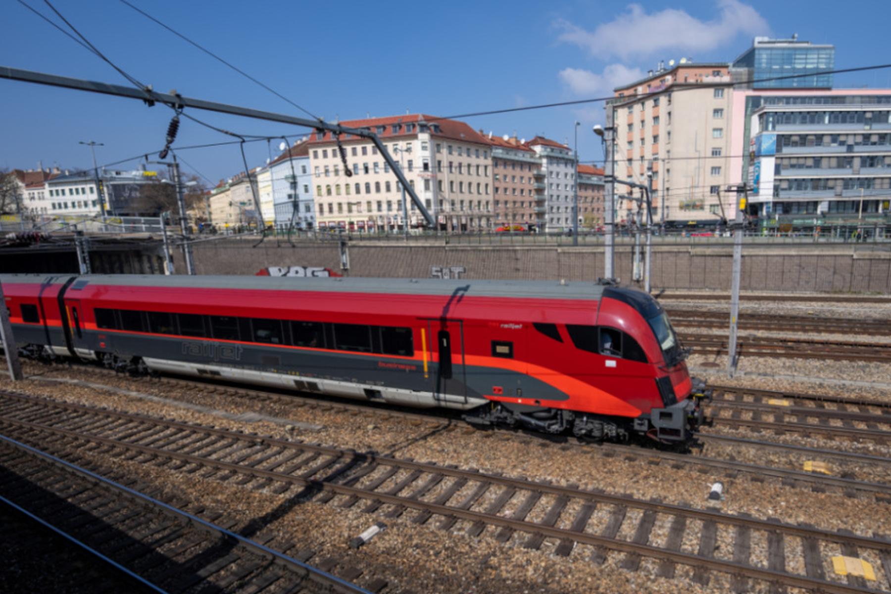Wien/St. Pölten: Mann sprang in St. Pölten auf fahrenden Railjet auf
