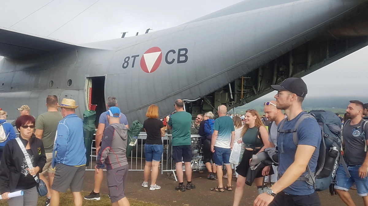 Der zweite Tag der "Airpower" lockt mehr Besucher an | Der zweite Tag der "Airpower" lockt mehr Besucher an