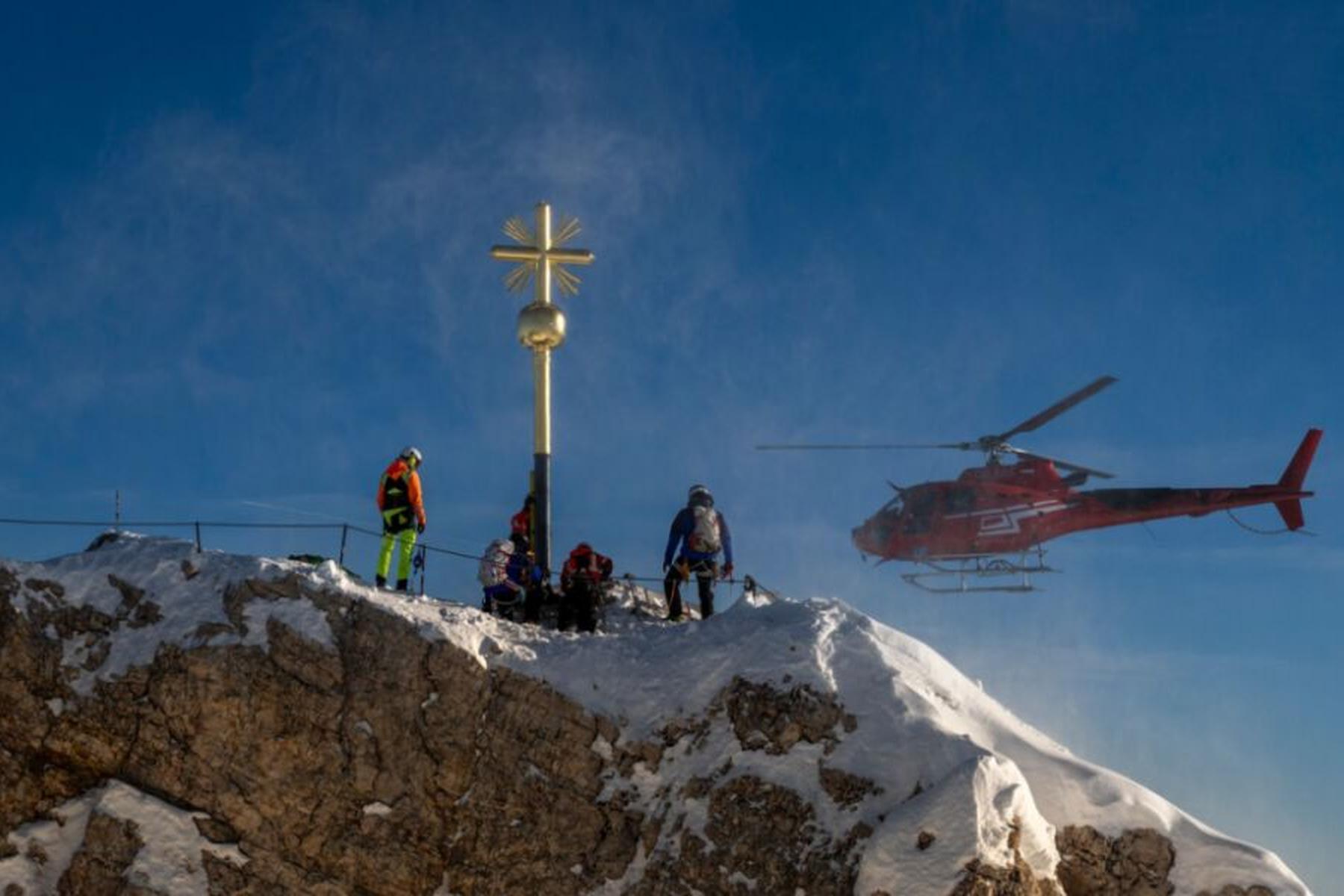 Garmisch-Partenkirchen: Gipfelkreuz der Zugspitze frisch vergoldet