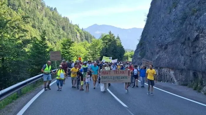 Der Demozug in Reutte machte sich Richtung Salzsilo auf | Der Demozug in Reutte machte sich Richtung Salzsilo auf