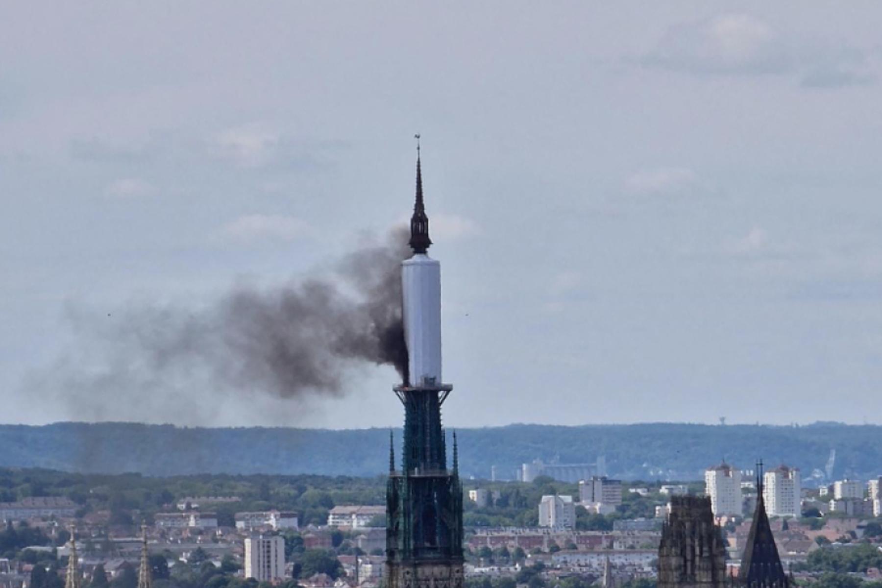 Rouen: Turm der Kathedrale im französischen Rouen brannte