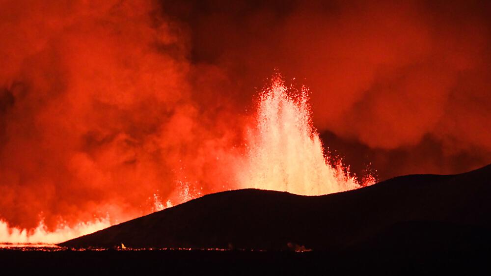 Vulkanausbruch Island | Lava-Fontänen nahe des Ortes Grindavik