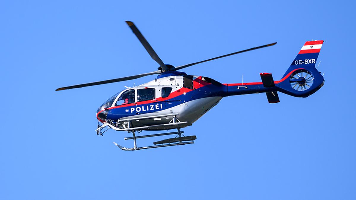 Mit einem Polizeihubschrauber wurde die Frau aus dem Berg gerettet (Symbolbild)