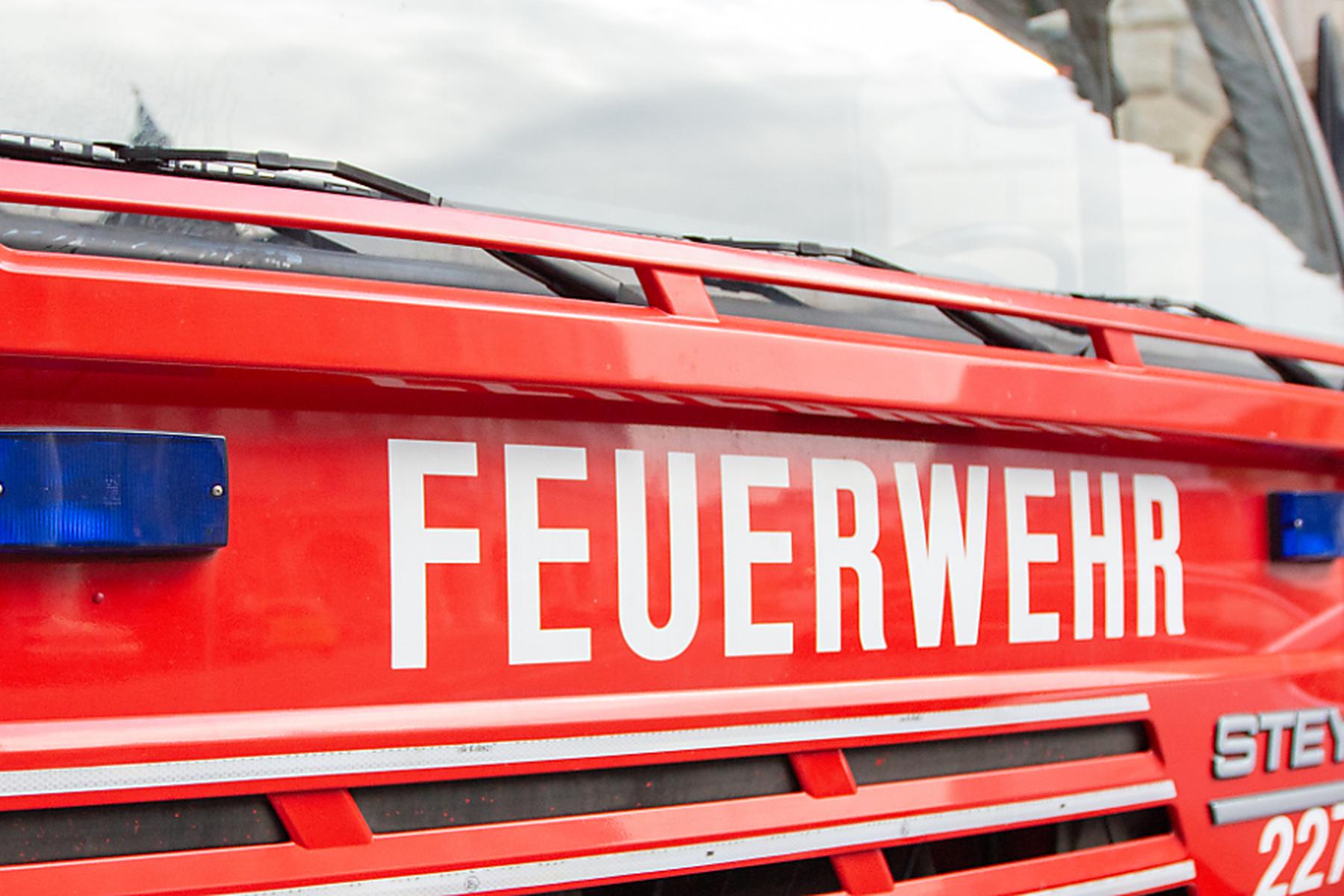 Wien: Feuerwehr löschte Großbrand auf Firmengelände in Wien