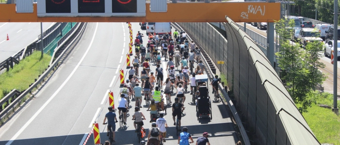 Archivfoto: 2025 fuhren Demonstrierende in Innsbruck über die A12, in Graz lässt die Fahrraddemo am Freitag die A9 nun aus